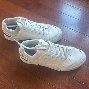 Men’s size 10 on cloud Roger shoe